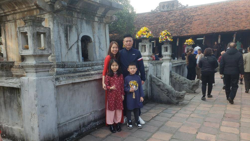 Các gia đình chụp những tấm ảnh đẹp ngày Tết tại khuôn viên đền Trần.