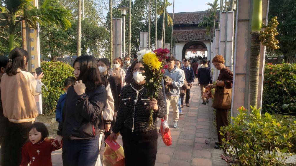 Năm nay dịch Covid-19 không còn căng thẳng, thời tiết đẹp nên đông đảo du khách và người dân địa phương đi lễ đền Trần từ Tết.