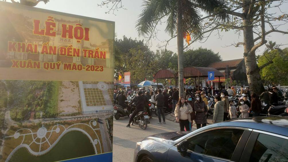 Ghi nhận của PV Báo Giao thông, mặc dù đông người đổ về đền Trần nhưng những ngày Tết, việc đảm bảo giao thông, an ninh trật tự vẫn đang được duy trì tốt. Qua khảo sát, mức giá gửi xe máy là 10 nghìn đồng/lượt; xe ô tô là 30 nghìn đồng/lượt; khách không phải mua vé vào đền Trần...