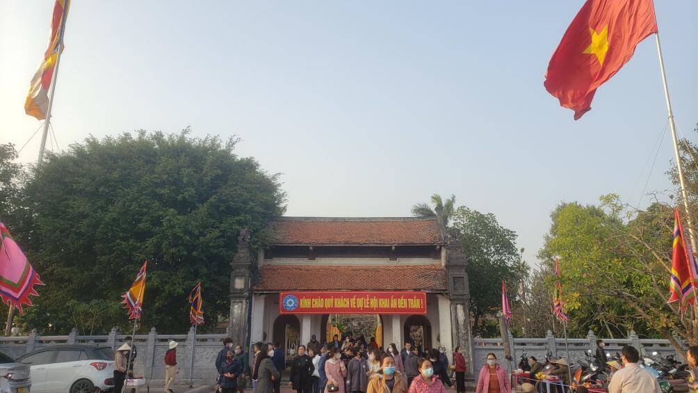 Từ ngày mùng 1 Tết Quý Mão 2023, đã có rất nhiều người dân và du khách thập phương đến với đến Trần (phường Lộc Vượng, TP Nam Định) để dâng hương, xin lộc.