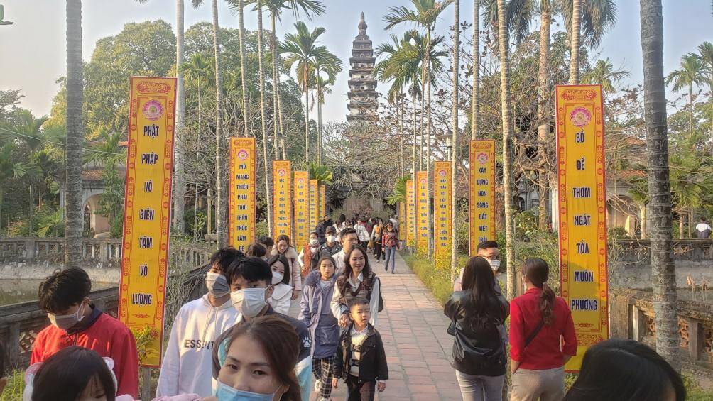 Đền Trần Nam Định là một địa danh di tích lịch sử lâu đời thờ 14 vị vua thuộc dòng họ nhà Trần và các quan có công với nước. Cứ đến tháng 8 hằng năm tại đây sẽ tổ chức nhiều lễ hội khác nhau như Hội Đền Trần, vào dịp lễ đầu xuân thì có lễ khai ấn Đền Trần…