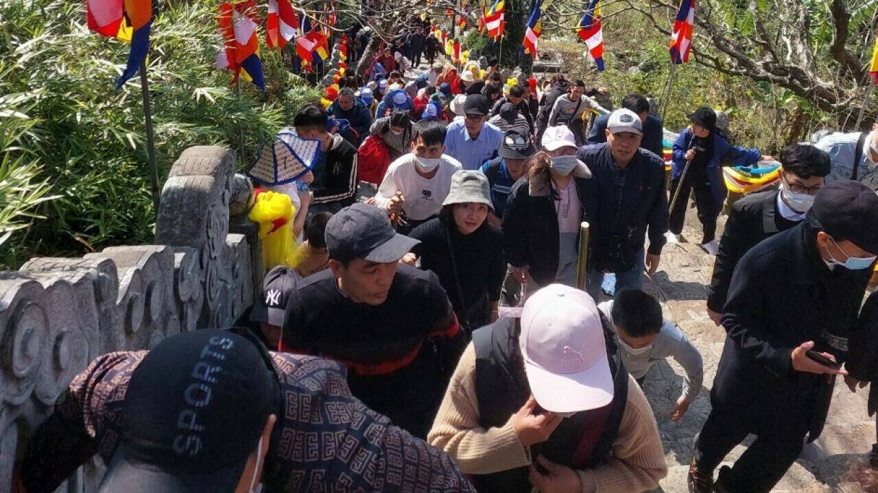 Ngược về Yên Tử, TP Uông Bí, không khí du Xuân của phật tử thập phương cũng nườm nượp.