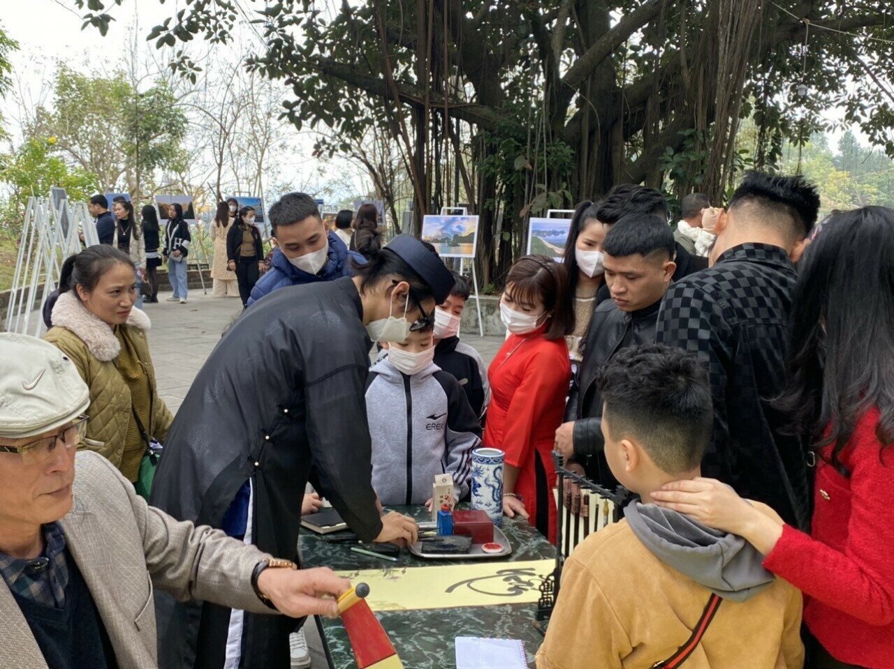 "Để khách thập phương yên tâm du Xuân, vãn cảnh trong dịp Tết năm nay, Ban quản lý Khu di tích Cửa Ông - Cặp Tiên đã huy đội tối đa nhân lực để phối hợp đảm bảo an ninh trật tự, bảo vệ cảnh quan môi trường, ngăn chặn các hành vi mê tín dị đoan… Đến thời điểm hiện tại, đơn vị chưa phát hiện trường hợp nào ảnh hưởng đến an ninh trật tự, mọi du khách đều phấn khởi", ông Thanh cho hay.