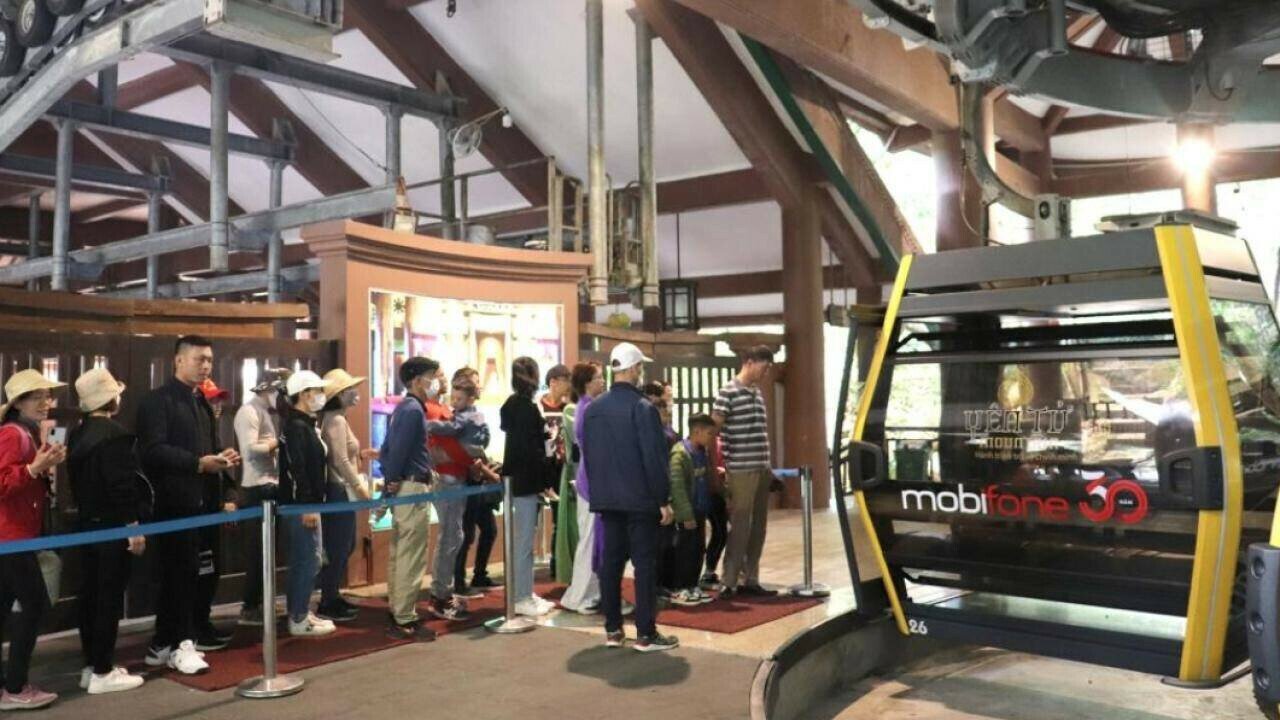 Ông Lê Tiến Dũng, Trưởng Ban quản lý Di tích và rừng quốc gia Yên Tử cho biết: Năm nay, các đơn vị phối hợp thực hiện tốt, có sự phân công nhiệm vụ rõ ràng, đảm bảo khâu đón tiếp du khách an toàn, chu đáo. Do đó, tại các điểm chùa, các tuyến hành hương, hệ thống ăn, nghỉ, bến bãi đậu xe, đến thời điểm hiện tại chưa ghi nhận vụ việc nào có vấn đề trong khâu đảm bảo an ninh trật tự, y tế…