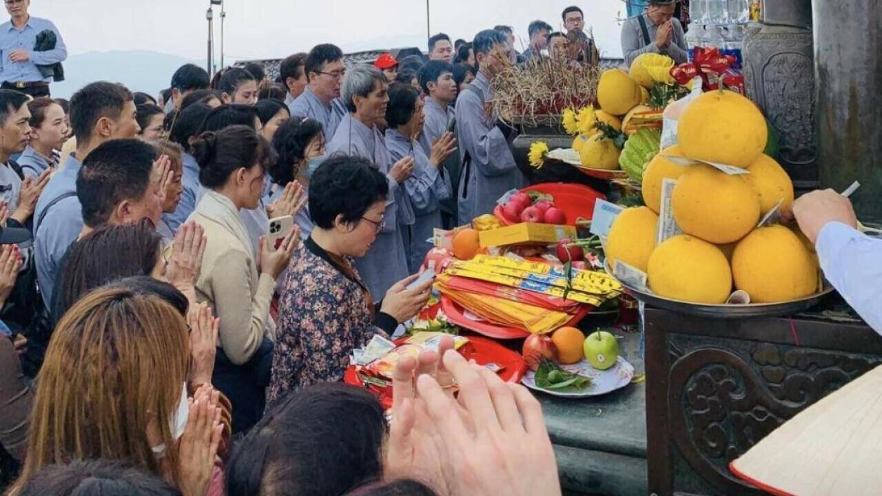 "Theo thống kê sơ bộ của cơ quan chức năng, đến hết ngày mùng 4 Tết, khách đến với Yên Tử đạt gần 4,4 vạn người. Dù người và phương tiện rất đông nhưng hệ thống giao thông đều đảm bảo, không có ách tắc cục bộ", ông Dũng nói.