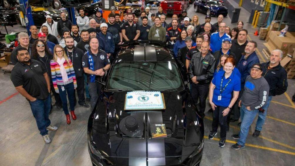 Tiếp đến là bộ tem đua màu đen thể thao Le Mans, cản trước mới, nắp capo thể thao, nẹp sườn bên hông và la-zăng 20 inch được sơn đen mờ Satin Black