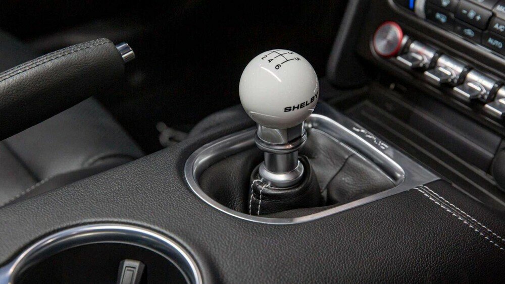 Kèm với đó là chữ ký của ông Carroll Shelby được bố trí tại 2 cột C