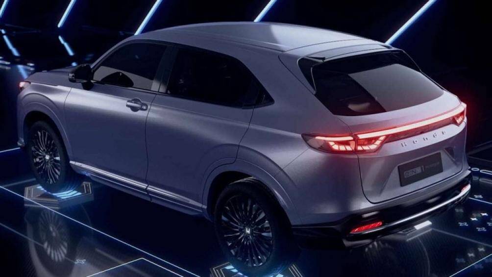 Đuôi xe SUV e:Prototype sở hữu cụm đèn hậu hai bên kết nối bằng dải ánh sáng kéo dài, logo trung tâm phát sáng