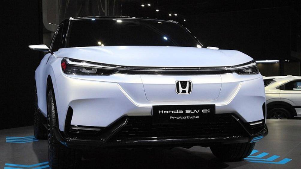 Nằm ở phía trung tâm là logo Honda phát sáng. Đây cũng là vị trí cổng sạc của mẫu xe này