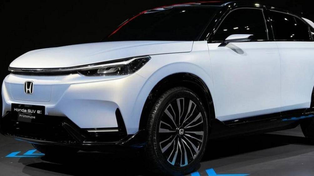 Phần đầu của Honda e: Prototype khá ấn tượng, nổi bật là cụm đèn pha với thanh ánh sáng phía trên kéo dài