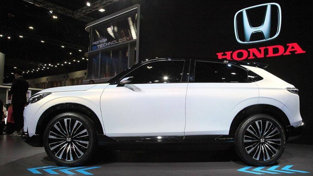 Ở thân xe, gương chiếu hậu có thiết kế lạ mắt, tay nắm cửa trước dạng thò thụt, tay nắm cửa sau tích hợp vào cột C giống với Honda HR-V