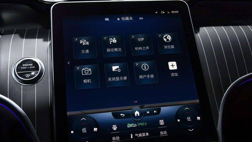 Bên trong, Mercedes-Benz GLC L 2023 còn có những trang bị tiện nghi như bảng đồng hồ kỹ thuật số với màn hình LCD 12,3 inch