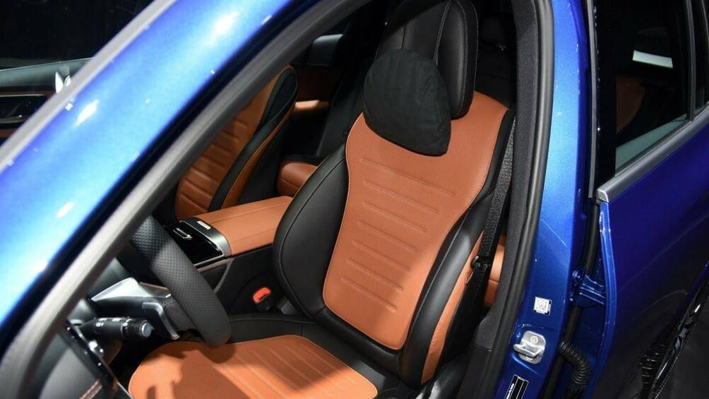 Thêm vào đó là ghế trước có tính năng sưởi ấm/thông hơi, hàng ghế giữa trượt lên/xuống, đi kèm điều hòa chỉnh độc lập