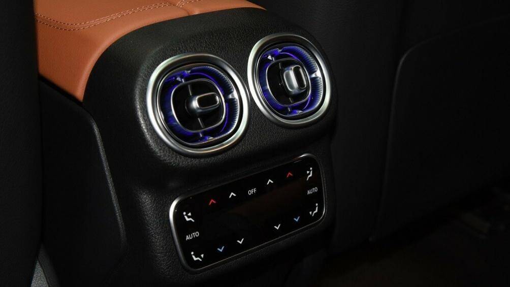 Hệ truyền động plug-in hybrid này cho phép Mercedes-Benz GLC L 2023 chạy được hơn 120 km bằng pin