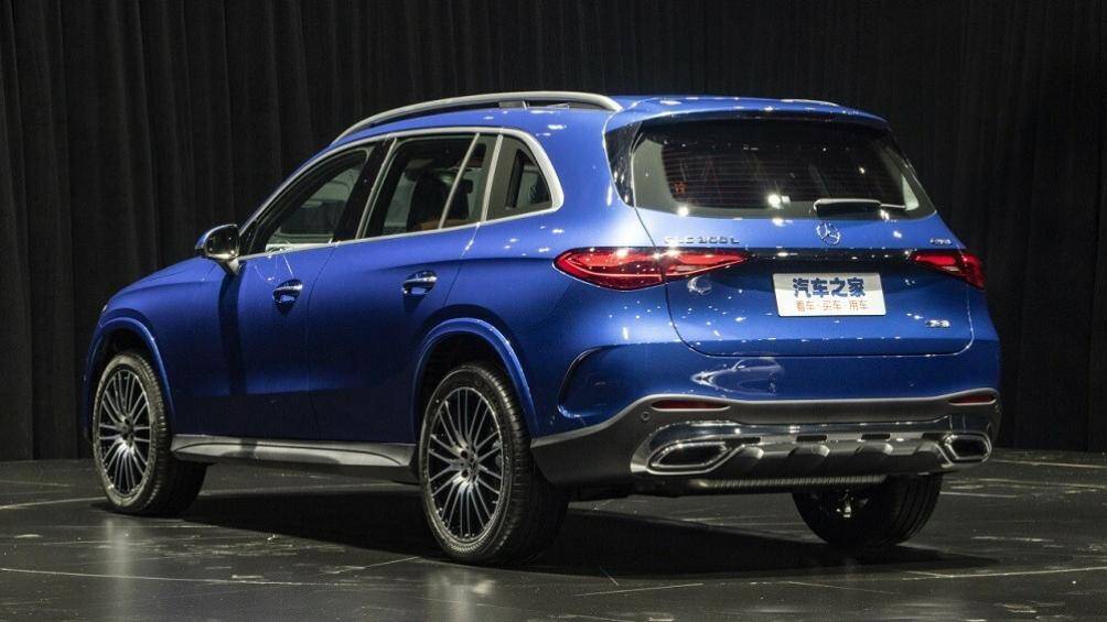 So với bản thường, mẫu xe này dài hơn 110 mm, cao hơn 74 mm và chiều dài cơ sở tăng 89 mm