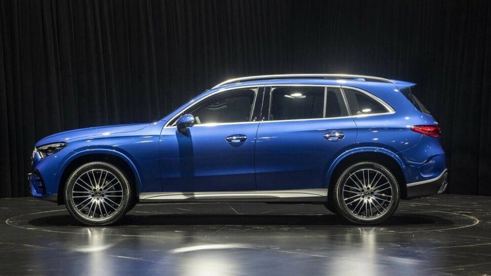 Mercedes-Benz GLC L 2023 sở hữu số đo dài x rộng x cao lần lượt là 4.826 x 1.890 x 1.714 mm, chiều dài cơ sở lên đến 2.977 mm