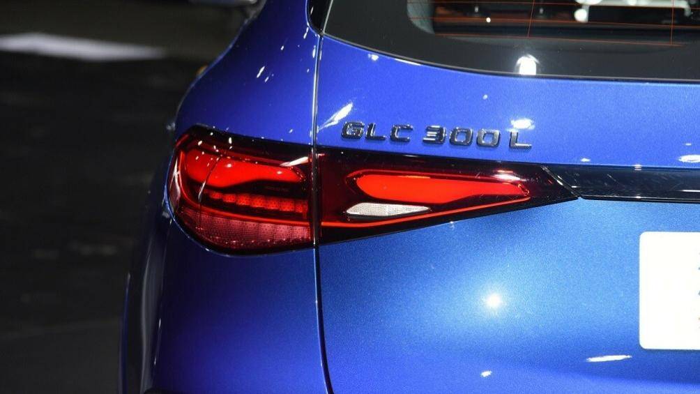 Mercedes-Benz GLC 300L 2023 được trang bị hốc gió trung tâm hình thang, mang cá ở khe gió trước và vành la-zăng 20 inch