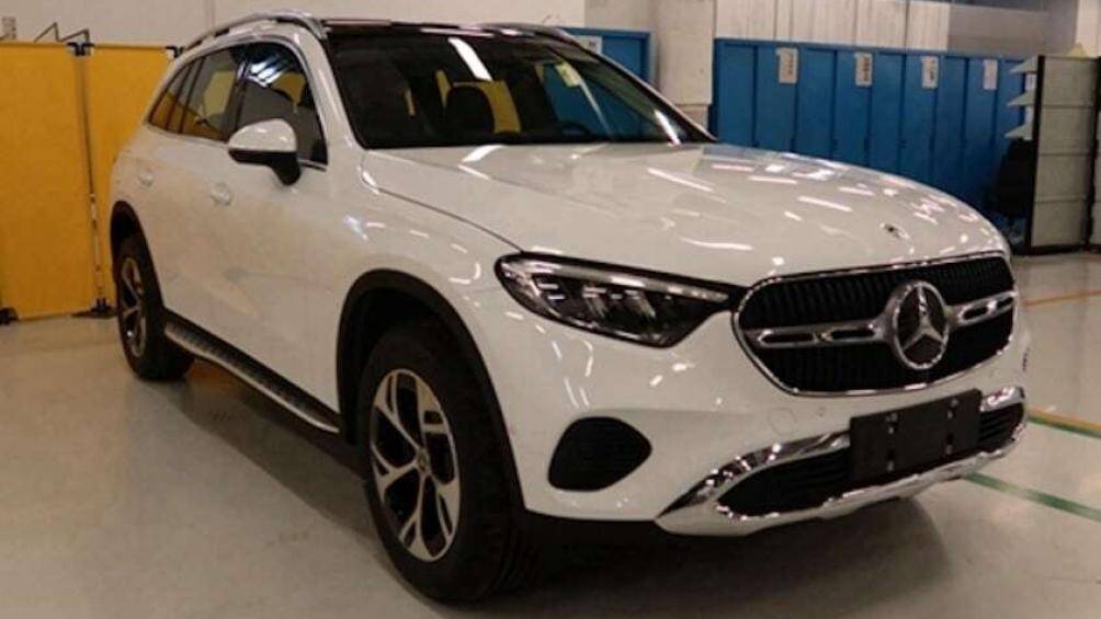 Mercedes-Benz GLC 260L 2023 có những chi tiết thiết kế riêng như: viền mạ crôm bao quanh hốc gió trung tâm và khe gió ở hai góc cản trước không đi kèm mang cá