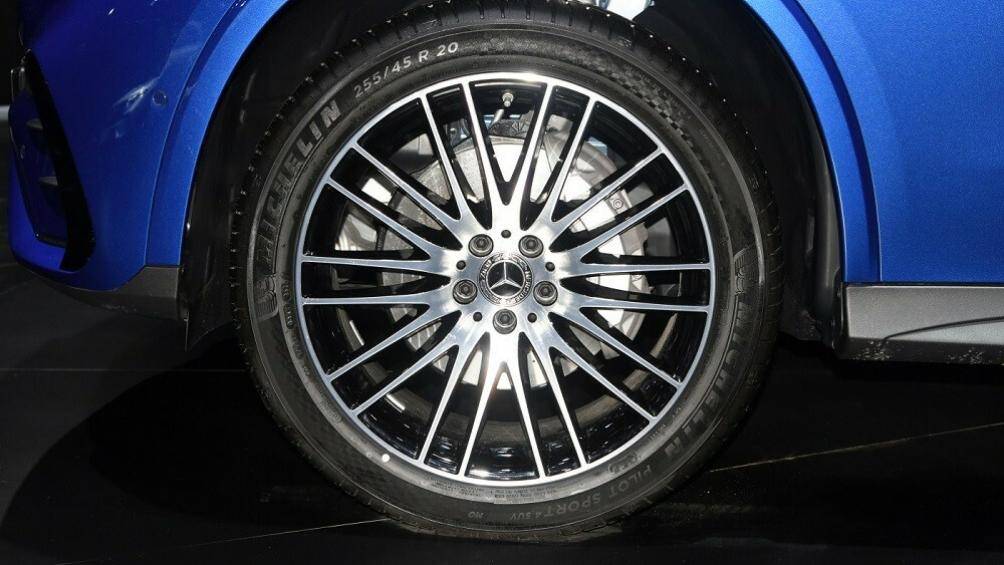 Vành la-zăng của bản này có đường kính 18 inch với thiết kế 5 chấu kép đơn giản hơn