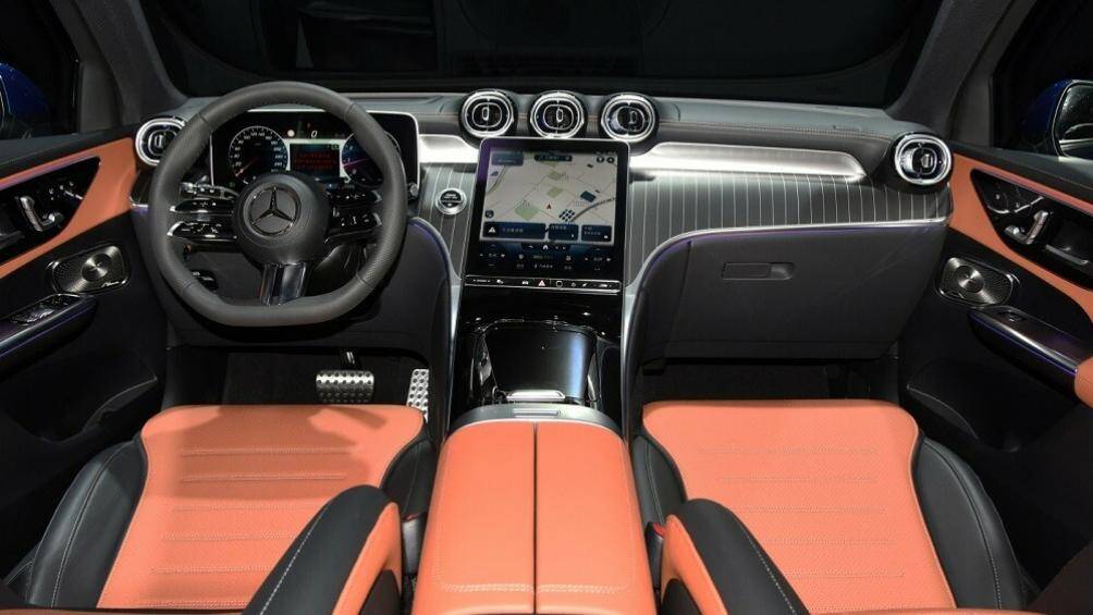 Thứ hai là hệ truyền động plug-in hybrid thế hệ thứ tư, kết hợp động cơ xăng tăng áp 2.0L, mô-tơ điện và pin 31,2 kWh