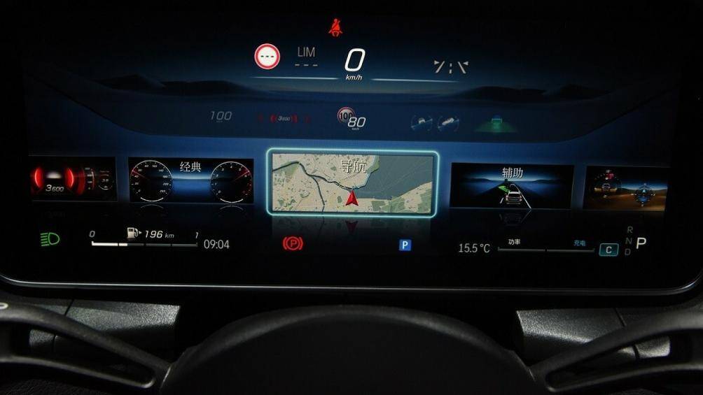 Màn hình hiển thị thông tin kính lái HUD và màn hình cảm ứng trung tâm 11,9 inch, tích hợp hệ thống thông tin giải trí MBUX