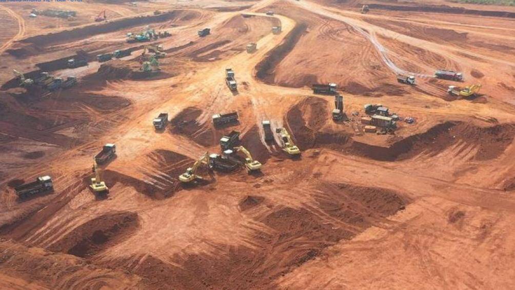Được biết, trong năm 2022, ACV đã tổ chức các gói thầu thi công trên công trường Dự án xây dựng Cảng HKQT Long Thành: Thi công rà phá bom mìn, vật nổ; Thi công xây dựng công trình tường rào; Thi công xây dựng công trình san nền – thoát nước và Gói thầu xây dựng móng cọc nhà ga hành khách.
