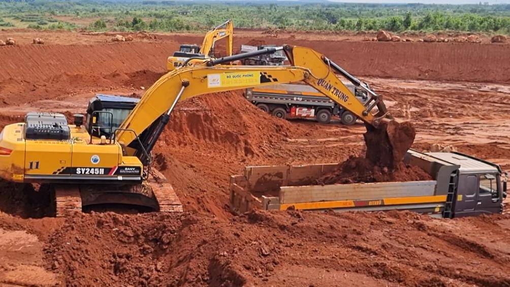 Với hạng mục thi công đào xúc đất, vận chuyển, đắp đất và lu nền đường đã được triển khai xuyên Tết nguyên đán với 20 mũi thi công trong khu vực 2.532 ha