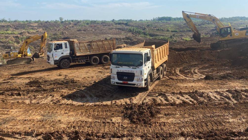Các đơn vị thi công đang tập trung triển khai các khu vực đường cất hạ cánh, đường lăn, sân đỗ máy bay và các khu vực bố trí các dự án thành phần 1, 2, 4 theo đúng kế hoạch đảm bảo khởi công đồng bộ các hạng mục chính trong quý I/2023.