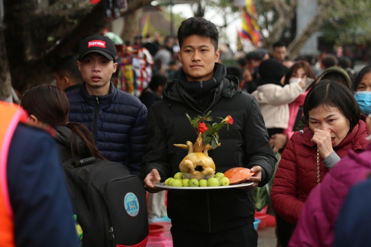 "Sau 3 năm Covid-19, gia đình chúng tôi không vãn cảnh chùa Hương. Năm nay mới được trở lại nơi này, nên cảm thấy rất phấn khởi. Dù đông người, di chuyển có chậm hơn một chút nhưng tôi cảm thấy rất háo hức", anh Trần Quang Long, đến từ Bắc Ninh chia sẻ.