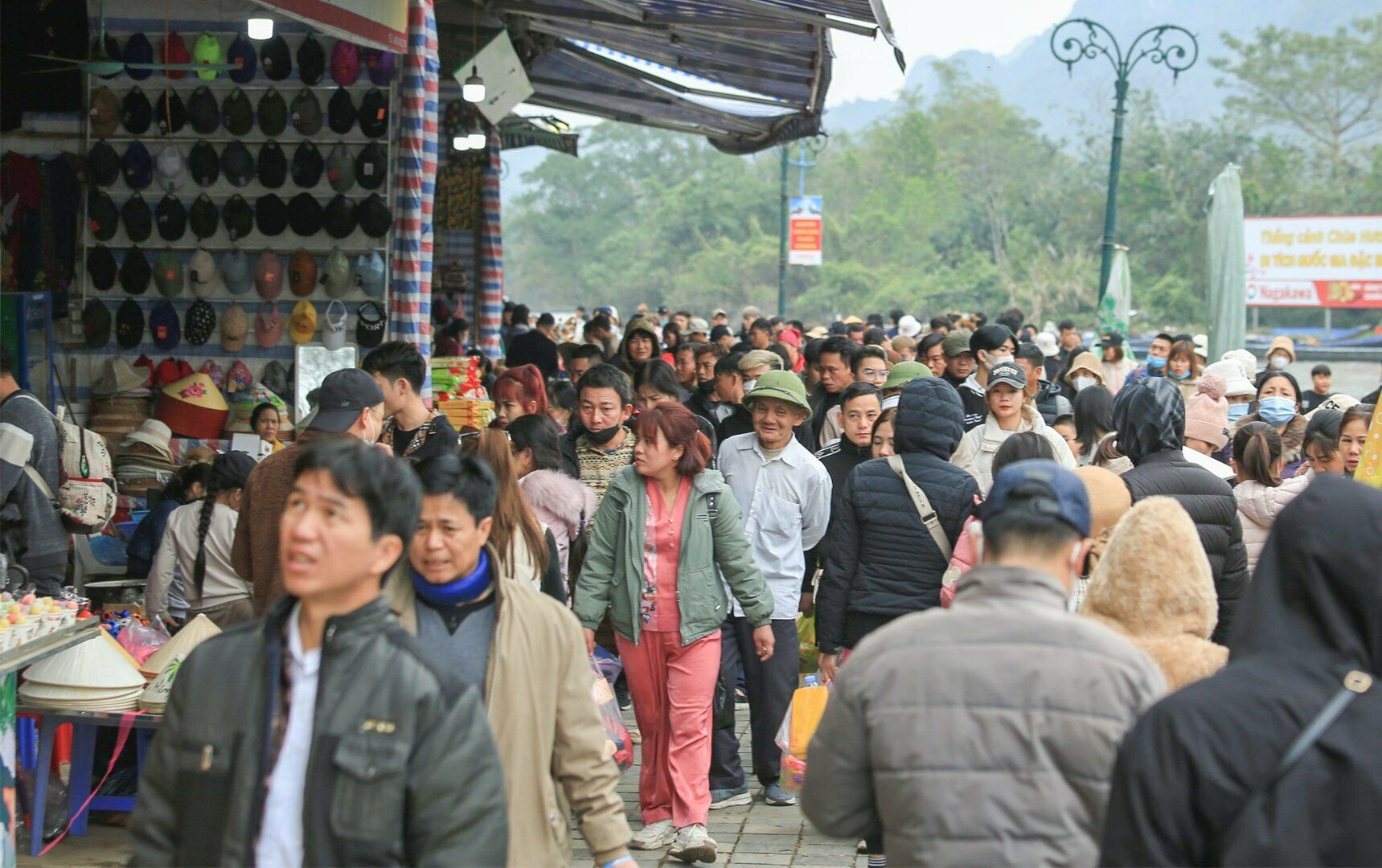 Chùa Hương là lễ hội diễn ra trong ba tháng, từ ngày 23/1-23/4/2023. Ngày khai hội chùa Hương năm nay diễn ra vào mùng 6 tháng Giêng âm lịch như thường lệ.