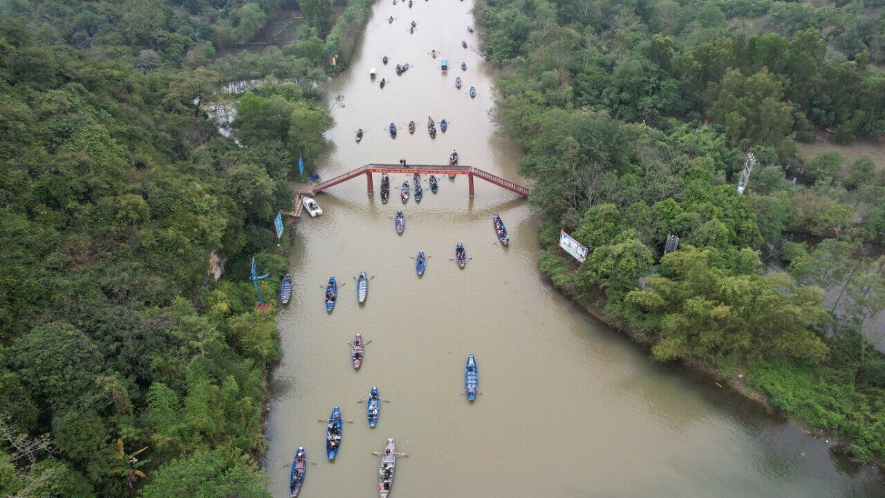 Ban Quản lý Khu di tích thắng cảnh Hương Sơn cho biết, từ ngày mùng 3 đến mùng 5 Tết chùa Hương đã đón 10,2 vạn lượt khách tham quan, vãn cảnh, trong đó riêng ngày mùng 5 Tết có 4,7 vạn lượt khách.
