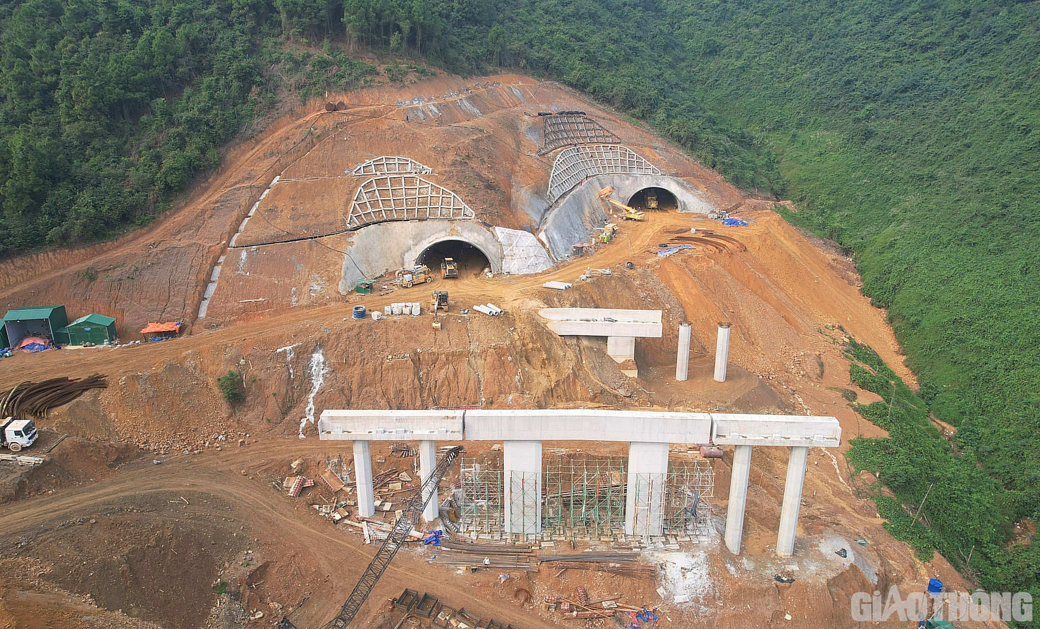 Kỹ sư Nguyễn Mạnh Hùng - Giám đốc điều hành gói thầu số XL-03 thuộc nhà thầu Công ty CP Tập đoàn Cienco4 cho biết: Hiện nay, Cienco 4 đã bố trí hệ thống máy khoan, máy phun vẩy bê tông, cùng khoảng 20 đầu xe máy khác và hơn 50 công nhân thi công 24/24h. Hệ thống dây chuyền máy khoan đều theo công nghệ tiên tiến, hiện đại. Còn về cán bộ, kỹ sư, công nhân thì Cienco 4 đã từng thi công hầm nên vừa có chuyên môn vừa có kinh nghiệm thi công thực tế.