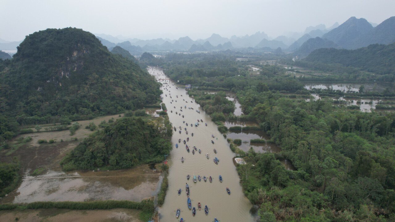 "Gia đình tôi biết là hôm nay khai hội nên đã đến đây từ sớm, nhưng đã rất đông người đến với chùa Hương. Dù đông nhưng số lượng đò lớn nên không phải xếp hàng chờ đợi, mua vé là có thể đi được luôn", bà Nguyễn Thị Thu, đến từ quận Đống Đa, Hà Nội cho hay.
