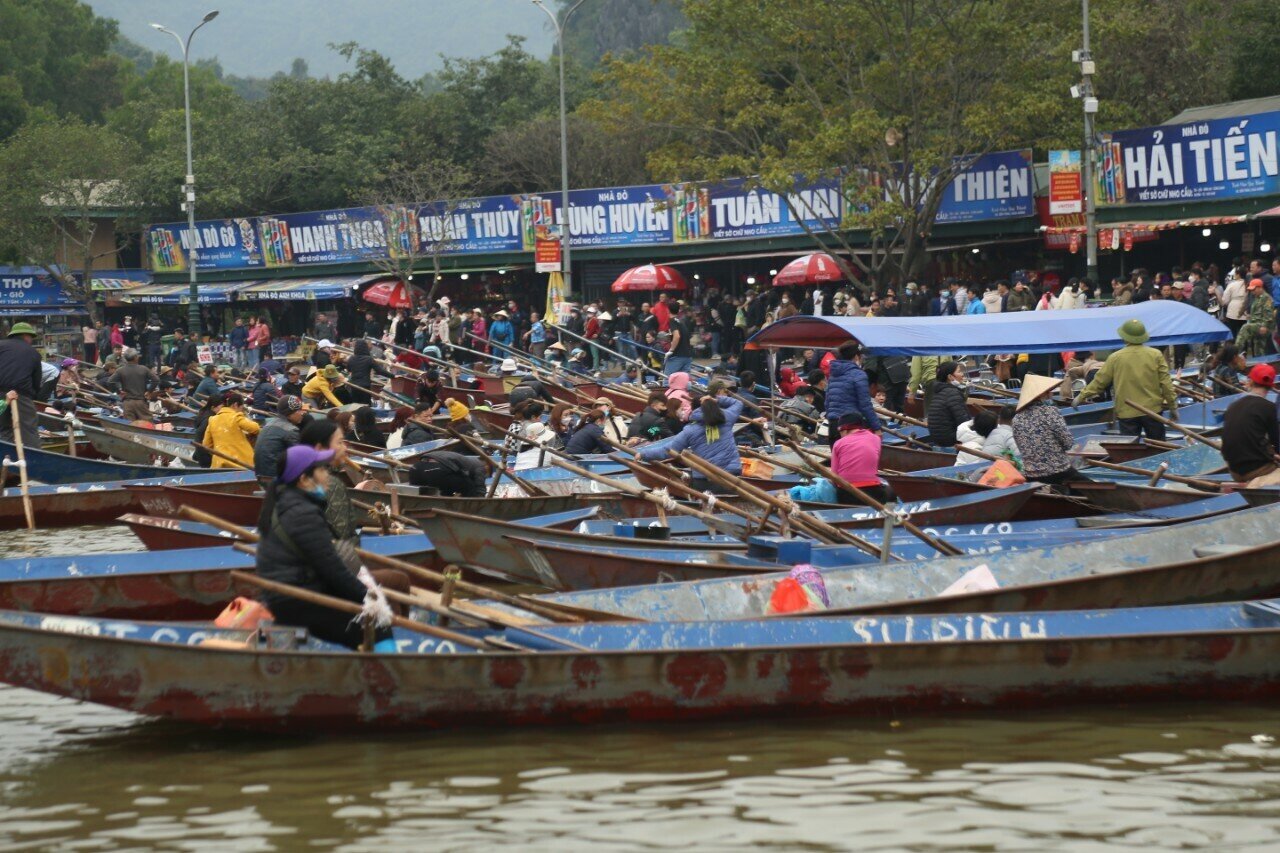 Ban Quản lý Khu di tích thắng cảnh Hương Sơn (chùa Hương) đã huy động 3.000 phương tiện đò thuyền để đáp ứng đủ nhu cầu trẩy hội của nhân dân và du khách trong đợt lễ hội đầu năm.