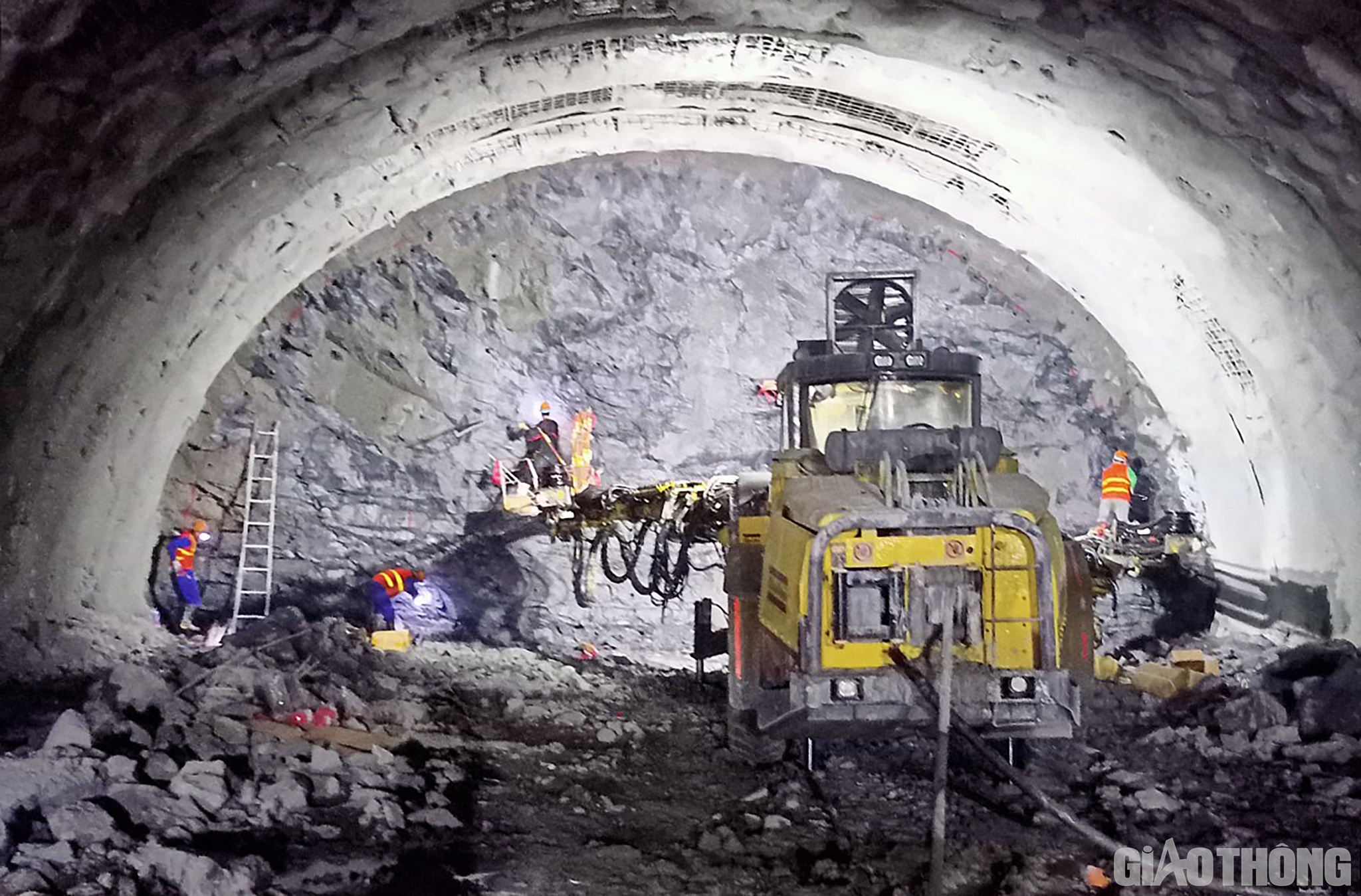 Tại phía Bắc hầm Thần Vũ, kỹ sư Võ Sơn Hải - chỉ huy trưởng của Công ty TNHH Hoà Hiệp không giấu hết niềm vui: Theo kế hoạch đề ra thì đến nay sẽ khoan được 250m hầm. Thế nhưng, trên thực tế, Hoà Hiệp đã khoan được 300m hầm, vượt tiến độ tận 50m.