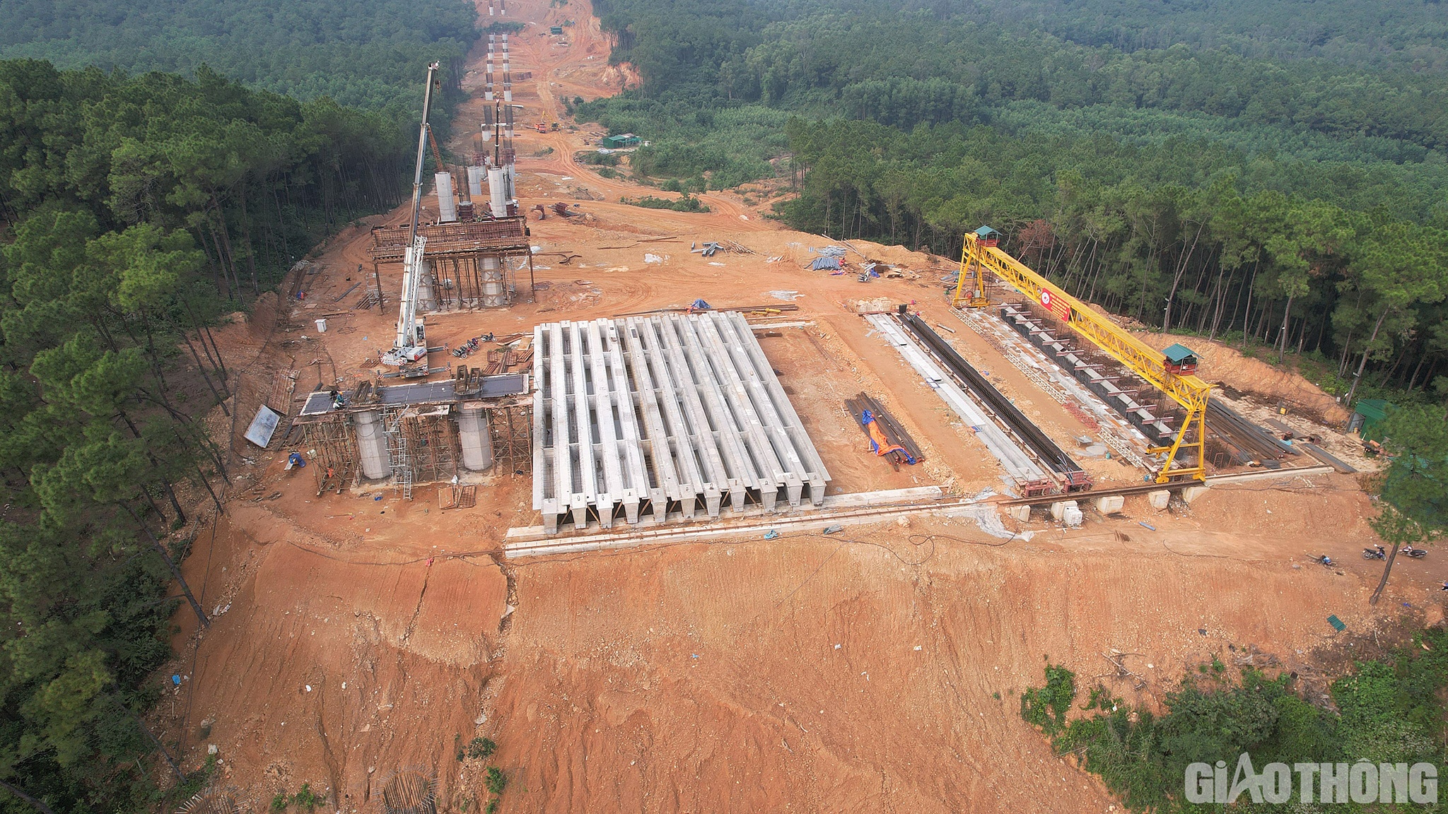 Theo thống kê, đến nay các đơn vị thi công đã huy động 85 mũi thi công, với sản lượng thực hiện được là 2.176,7 tỷ đồng (đạt 94,5% theo kế hoạch). Giá trị đã nghiệm thu thanh toán A - B là 1.547,6 tỷ đồng.