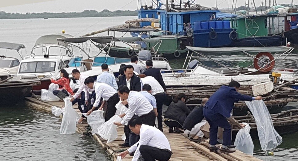 Trong 2 ngày 26-27/1/2023 (tức ngày mùng 5 và mùng 6 tháng Giêng năm Quý Mão), tại bến neo đậu tàu thuyền Bến Giang, phường Tân An, thị xã Quảng Yên, tỉnh Quảng Ninh đã tổ chức Lễ hội Cầu Ngư xuất hành khai thác thủy sản. Ảnh: Lãnh đạo địa phương thả cá xuống biển trong lễ hội Cầu Ngư.