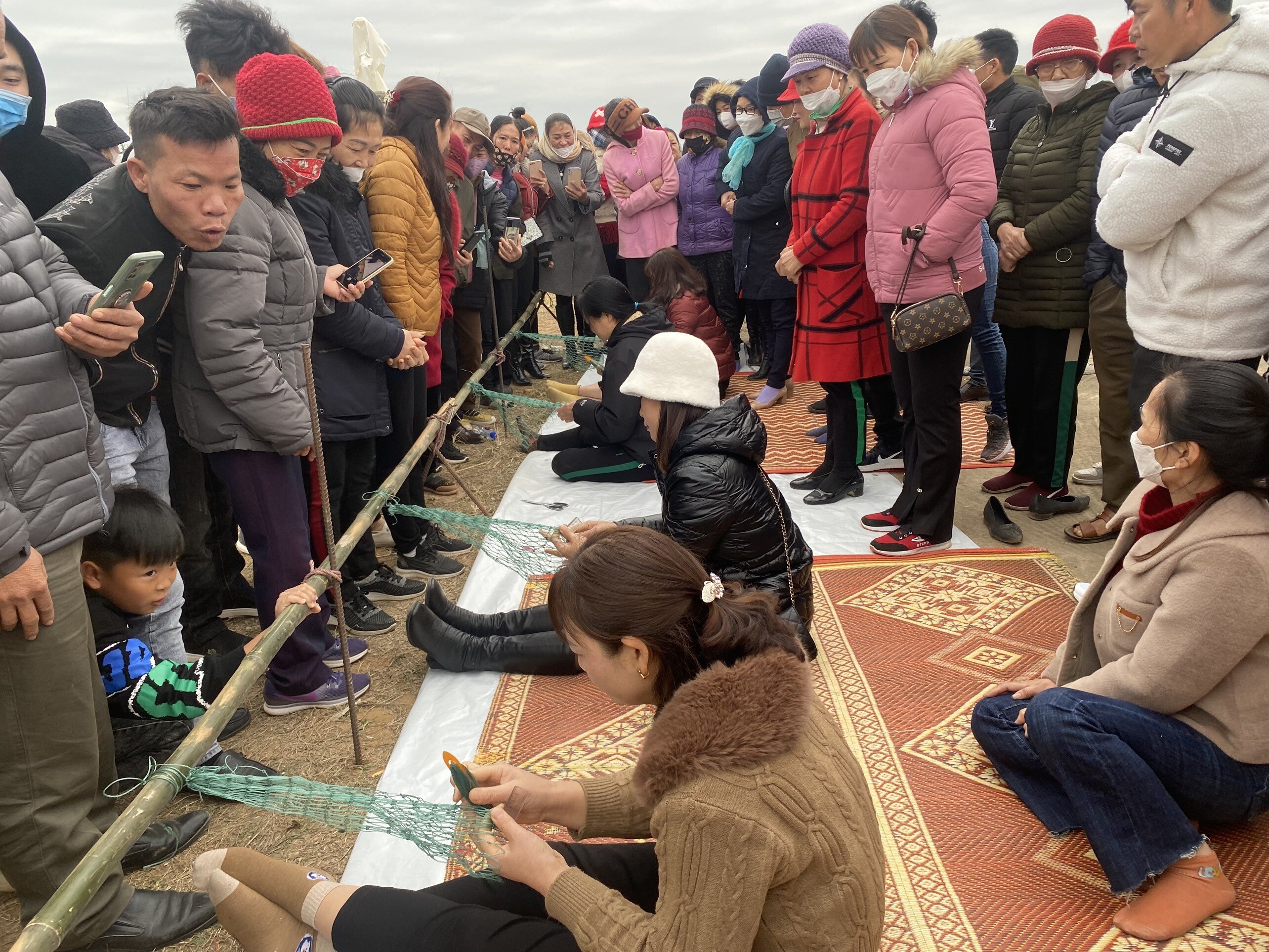 Các chị em thi tham gia thi đan lưới.