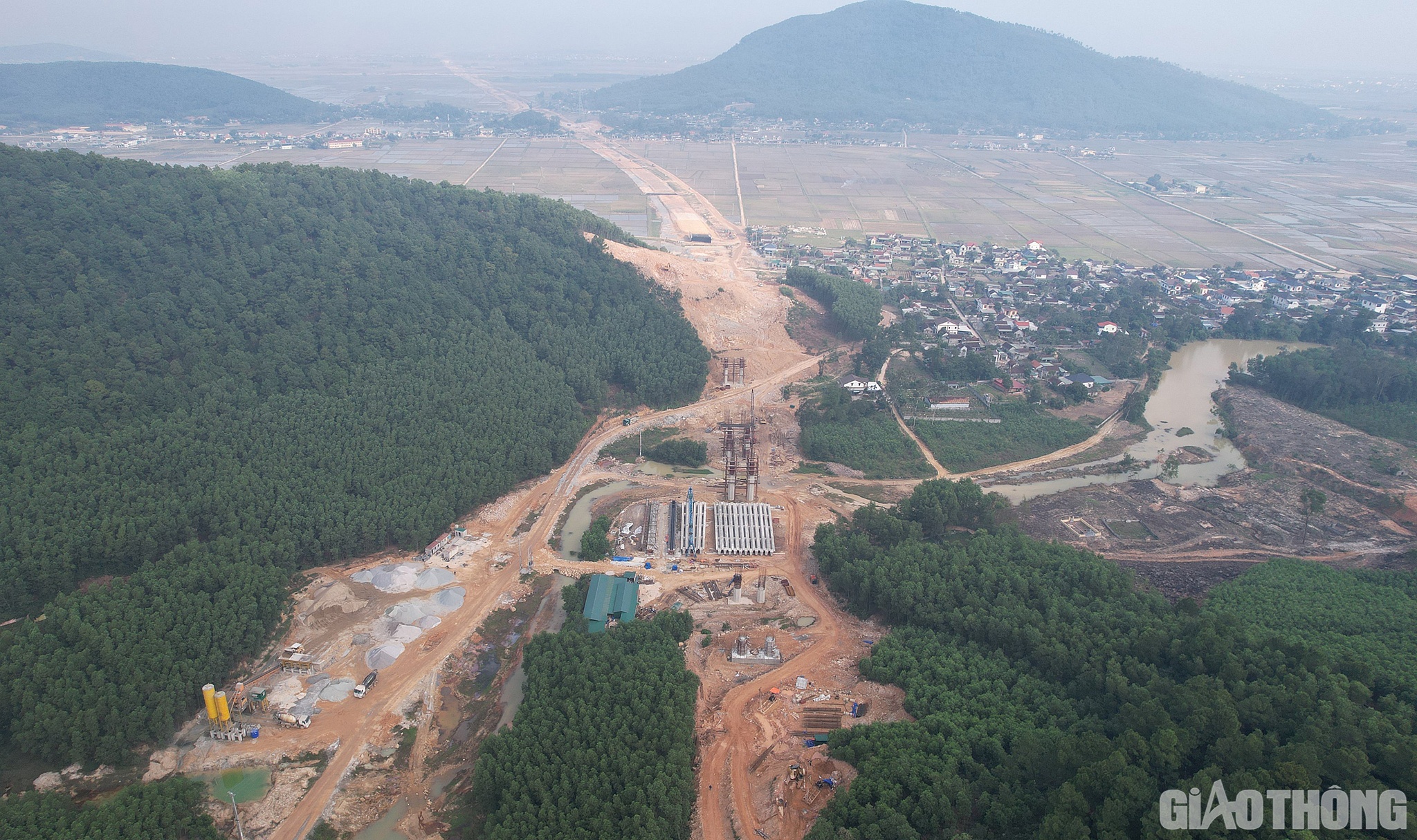 Đối với phần tuyến, đến nay các đơn vị thi công đã đào được 2,1 triệu m3 đất (đạt 55,9%), đắp được hơn 1 triệu m3 cát các loại (45,5%), đã đóng được 779.000m giếng cát (41,3%) và hơn 1,6 triệu m bấc thấm (56,6%)…