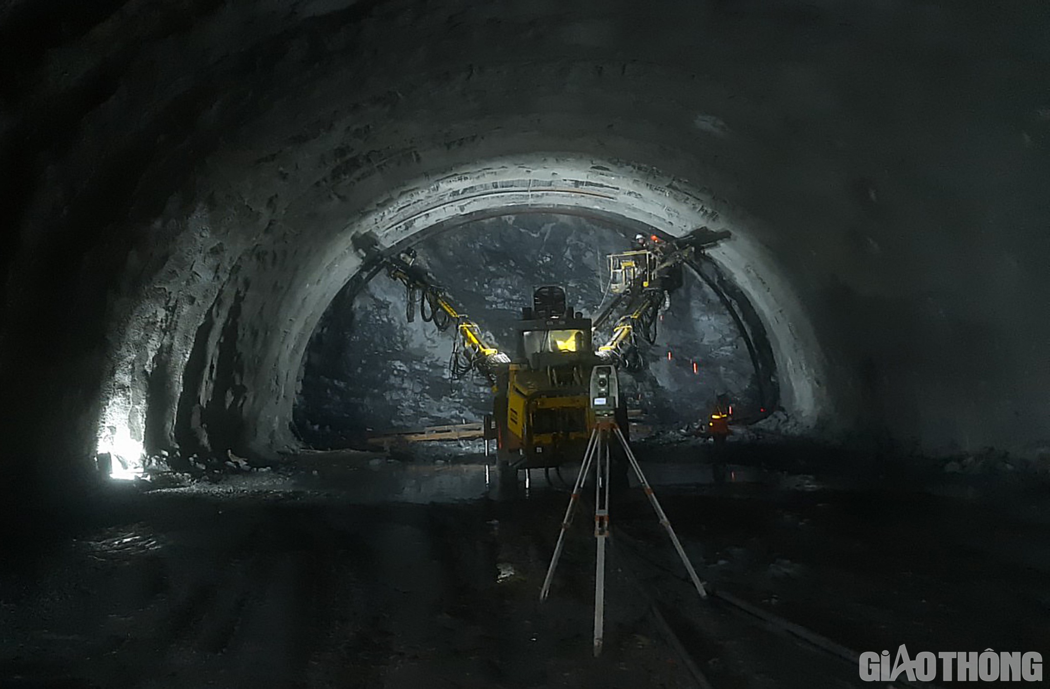Theo kỹ sư Hải: Ở phía Bắc hầm Thần Vũ, Công ty TNHH Hoà Hiệp thi công đào 550m ống hầm bên phải. Ngay từ đầu công ty đã huy động 2 giàn khoan, 2 máy phun vẩy bê tông, hàng chục xe, máy khác cùng gần 100 cán bộ, kỹ sư, công nhân thi công 3 ca 4 kíp, 24h/24h.