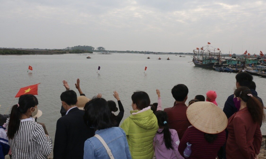 Sau khi lễ hội cầu ngư, ngư dân  sẽ xuất hành vươn khơi bám biển, làm giàu. Ảnh: Mẹ, vợ, con của ngư dân vẫy chào ngư dân xuất hành năm mới được mạnh khỏe bình an và gặp nhiều may mắn