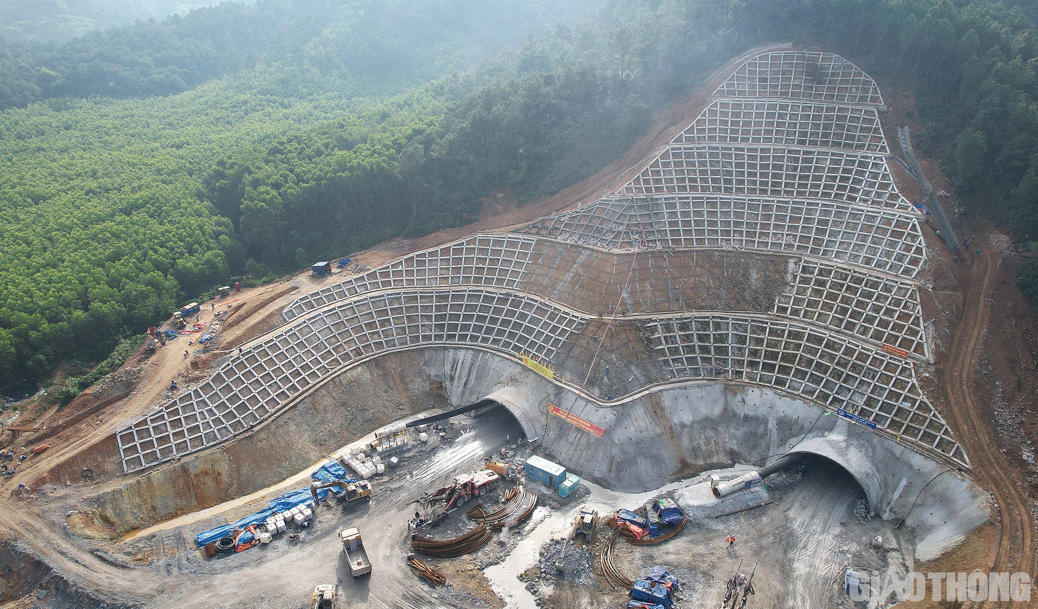 Khắp mọi nơi không khí xuân năm mới đang tràn ngập, nhưng trên công trường đã rộn vang tiếng động cơ của xe máy, tiếng trao đổi, cười nói của cán bộ, kỹ sư, công nhân ngành GTVT.