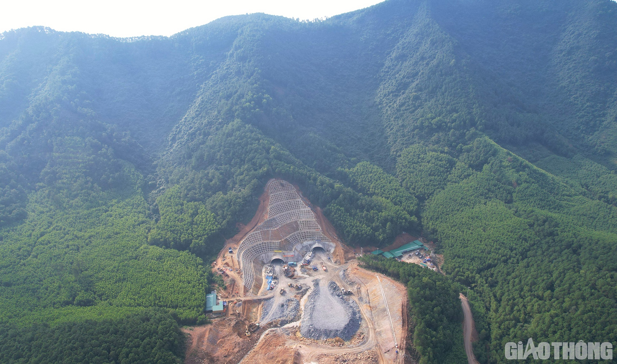 Ngày 27/1 (tức mùng 6 Tết Nguyên đán), PV Báo Giao thông có mặt tại công trình thi công hầm Thần Vũ, Dự án thành phần đầu tư xây dựng công trình đoạn Diễn Châu - Bãi Vọt thuộc Dự án xây dựng một số đường bộ cao tốc trên tuyến Bắc - Nam phía Đông giai đoạn 2017 - 2020.