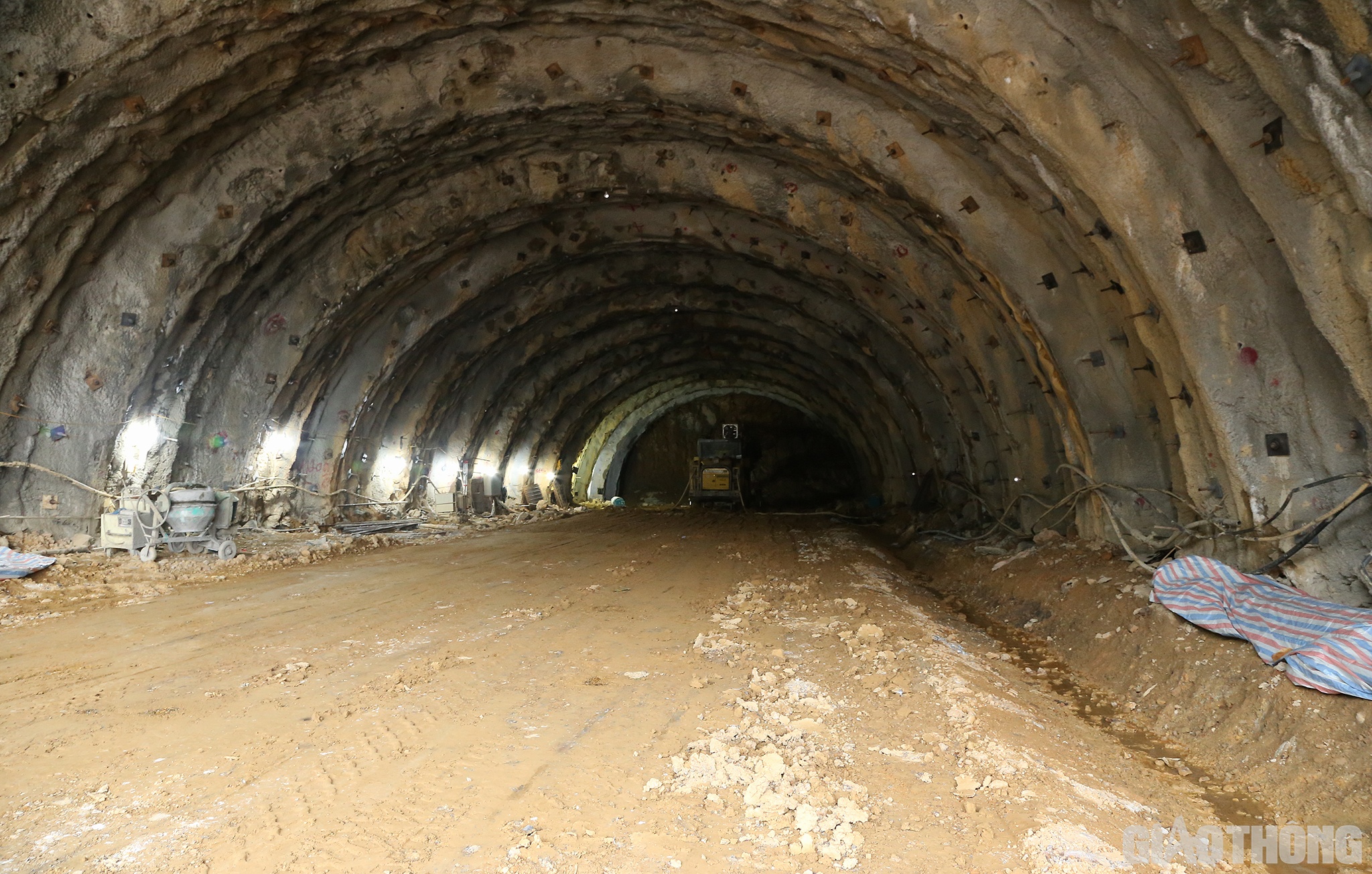 Kỹ sư Trần Trung Tuyến, Chỉ huy công trường Công ty TNHH Hoà Hiệp cho biết: Khó khăn lớn nhất hiện nay là địa chất yếu nên đơn vị phải dùng máy đục chứ chưa thể khoan nổ nên tốc độ đang chậm, 1 ngày chỉ được 1m.