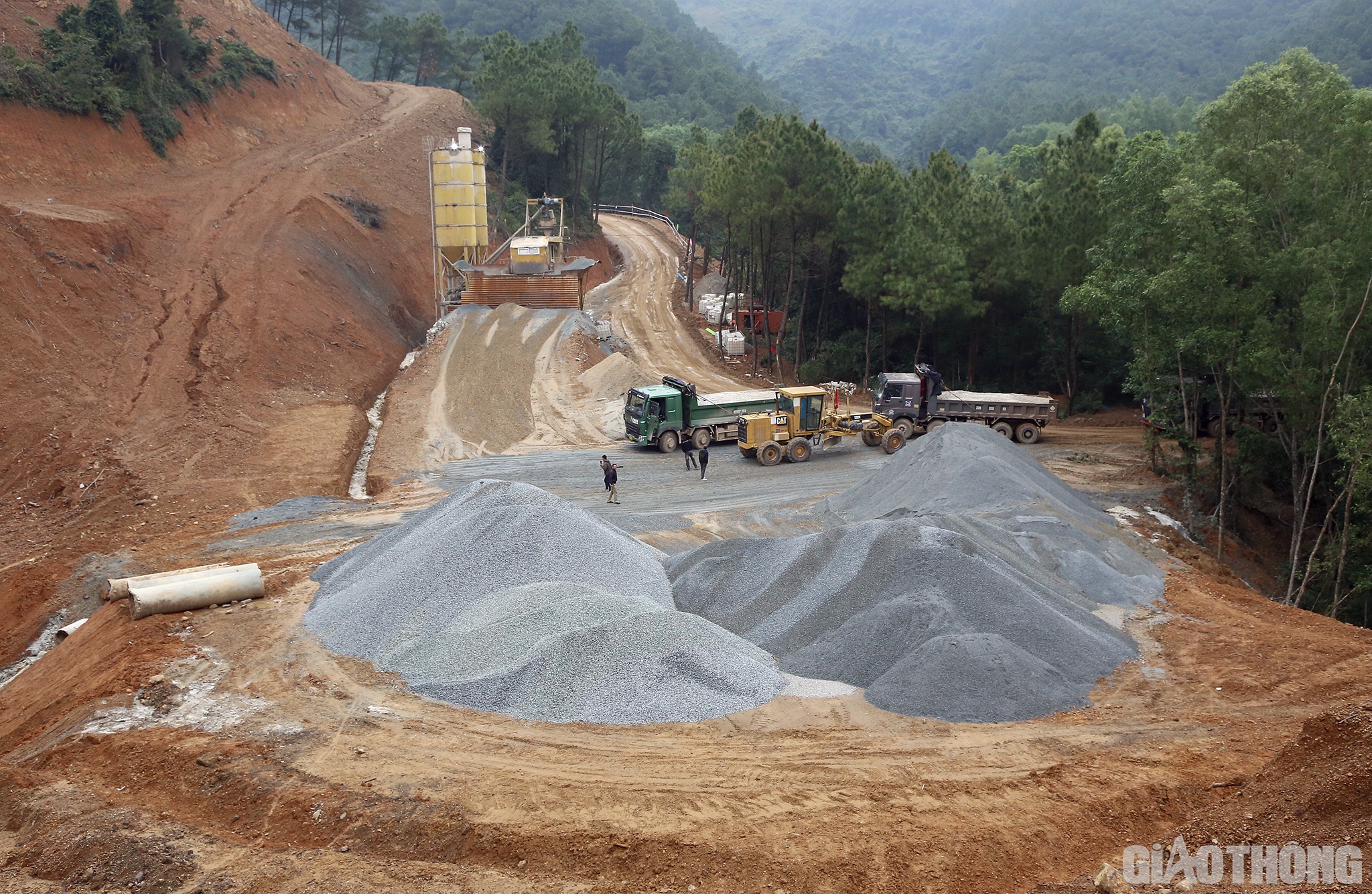 Thời gian tới, khi tiến vào phía trong có tầng địa chất tốt hơn, tiến độ thi công sẽ được đẩy nhanh. Hiện nay, ngoài 2 máy khoan chính, đơn vị cũng đã bố trí hàng chục xe, máy khác cùng 60 công nhân. Các nguyên vật liệu cũng đã được tập kết về trên công trường. Thời gian tới, chúng tôi sẽ huy động thêm thiết bị, nhân lực, cam kết đến cuối năm 2023 sẽ thông hầm như tiến độ cấp trên đã đề ra.