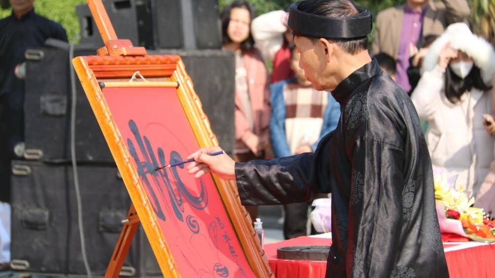 Đầu Xuân Quý Mão 2023, tại Khu Di tích Quốc gia đặc biệt Đền thờ Nguyễn Bỉnh Khiêm, huyện Vĩnh Bảo (Hải Phòng) đã diễn ra lễ Khai bút, thu hút đông đảo người dân, du khách và học sinh, sinh viên.