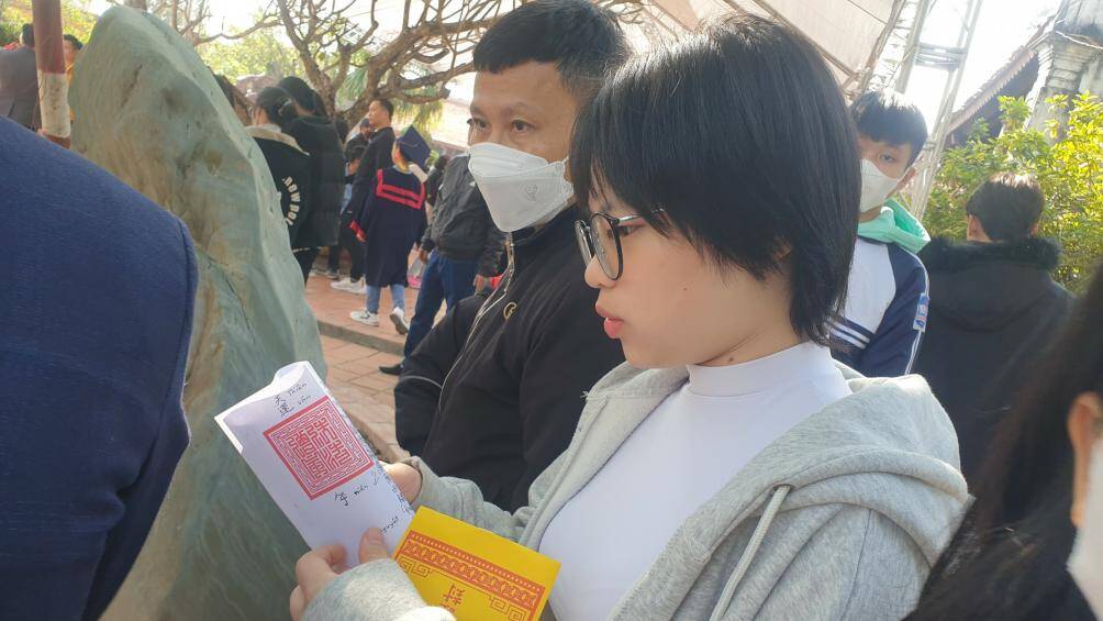 Tại lễ khai bút, hàng nghìn học sinh đã đến xin chữ.