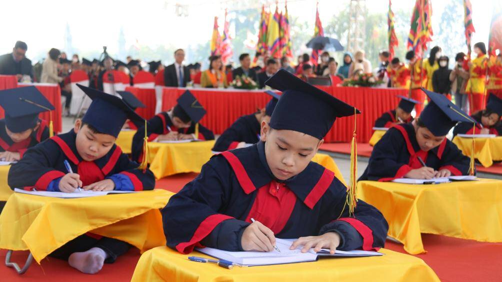 30 giáo viên tiêu biểu cùng gần 100 học sinh xuất sắc ở các bậc học trên địa bàn huyện Vĩnh Bảo đã viết những lời ước nguyện, mong muốn trong năm mới vào sổ khai bút.