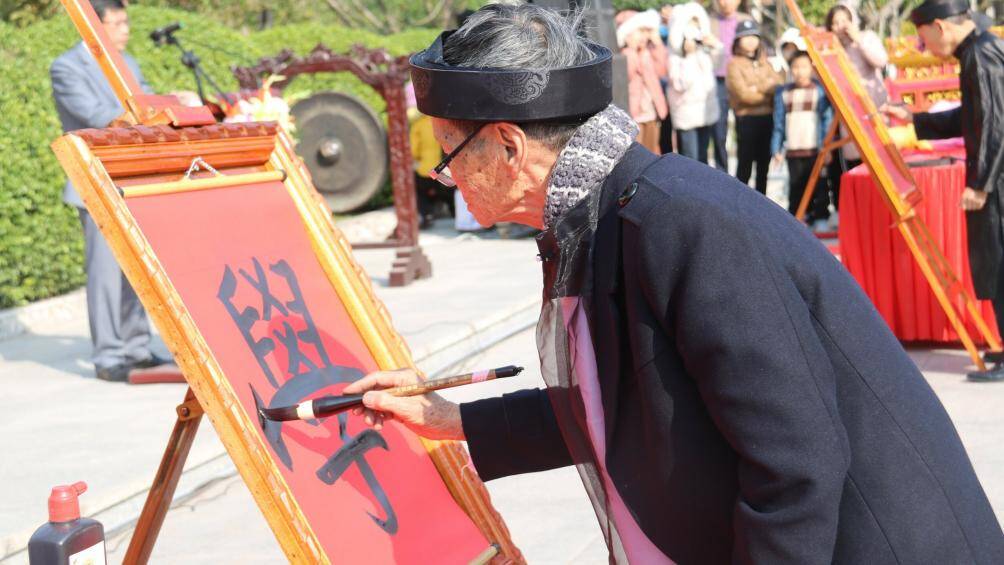 Những lễ Khai bút đầu Xuân thể hiện truyền thống, đạo lý uống nước nhớ nguồn, tôn sư trọng đạo của dân tộc Việt Nam. Trải qua bao đời, phong tục khai bút đầu Xuân đã được các thế hệ người Việt trân trọng, gìn giữ và trở thành giá trị di sản văn hoá phi vật thể có sức lan toả, trường tồn cùng dân tộc.