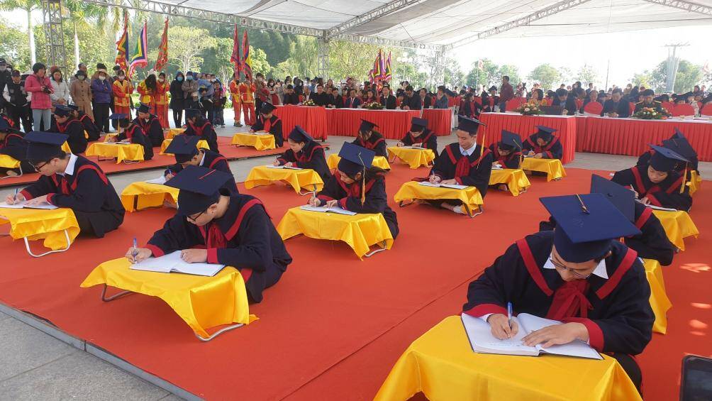 Ông Lê Ngọc Lân, Phó Chủ tịch UBND huyện Vĩnh Bảo, Trưởng Ban tổ chức lễ Khai bút Xuân Quý Mão 2023 cho biết, trong lĩnh vực giáo dục, Trạng Trình Nguyễn Bỉnh Khiêm được coi là bậc Quốc sư, bậc phu tử, người đã đào tạo ra nhiều bậc kỳ tài cho dân tộc.